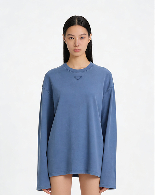 プラダコピー 逆三角形ロゴのクルーネック長袖シャツ