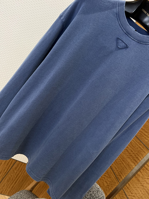 プラダコピー 逆三角形ロゴのクルーネック長袖シャツ