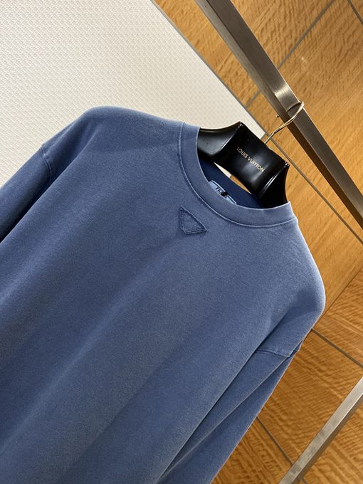 プラダコピー 逆三角形ロゴのクルーネック長袖シャツ