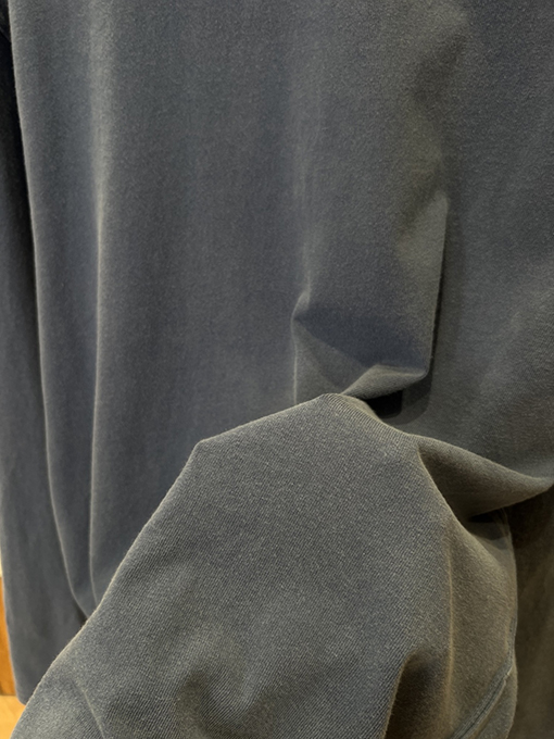 プラダコピー 逆三角形ロゴのクルーネック長袖シャツ