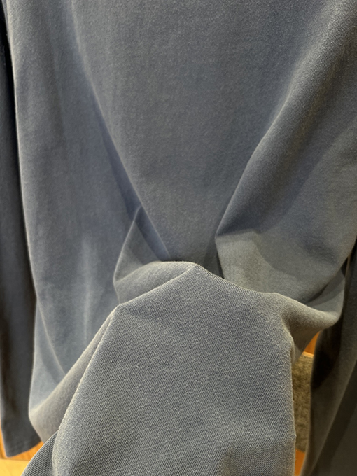 プラダコピー 逆三角形ロゴのクルーネック長袖シャツ