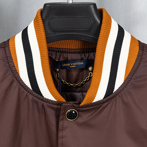 ルイヴィトンスーパーコピー ランウェイ重の厚な刺繍入りコート