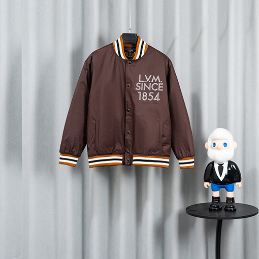 ルイヴィトンスーパーコピー ランウェイ重の厚な刺繍入りコート