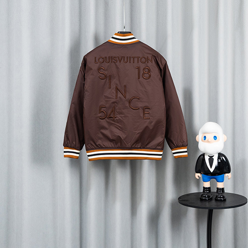 ルイヴィトンスーパーコピー ランウェイ重の厚な刺繍入りコート