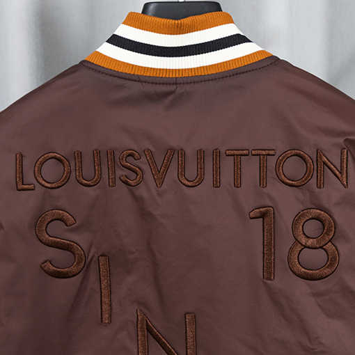 ルイヴィトンスーパーコピー ランウェイ重の厚な刺繍入りコート