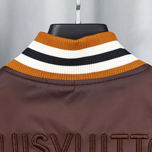 ルイヴィトンスーパーコピー ランウェイ重の厚な刺繍入りコート