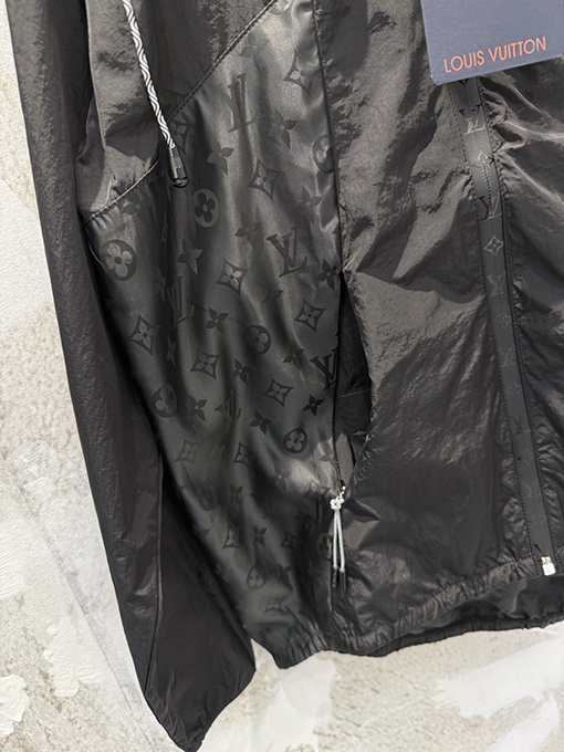 ルイヴィトンブランドコピー パッチワークモノグラム柄のフード付きジャケット