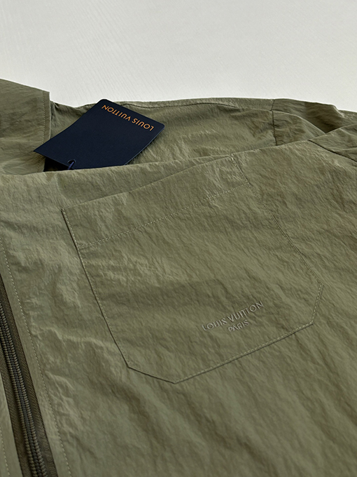 ルイヴィトンコピー オリーブグリーンの機能な襟付きジップアップジャケット