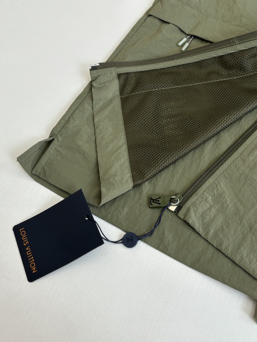 ルイヴィトンコピー オリーブグリーンの機能な襟付きジップアップジャケット