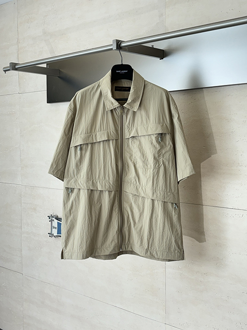 ルイヴィトン カーキ色の機能性軽量ナイロン製半袖シャツ