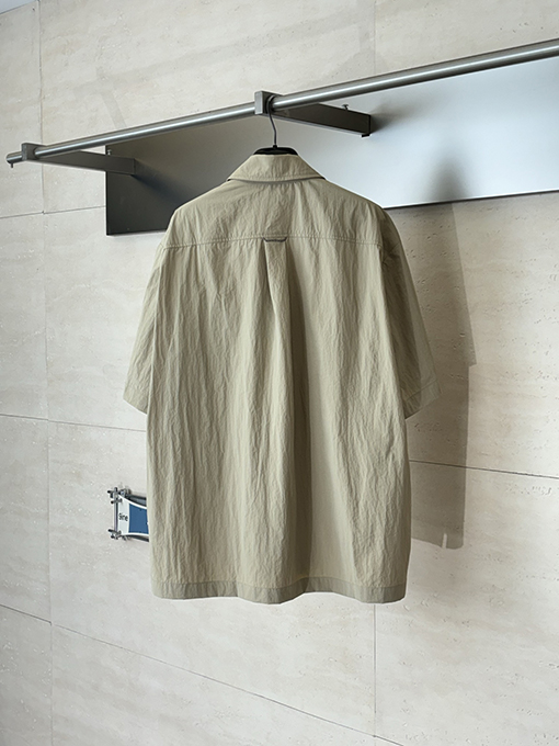 ルイヴィトン カーキ色の機能性軽量ナイロン製半袖シャツ