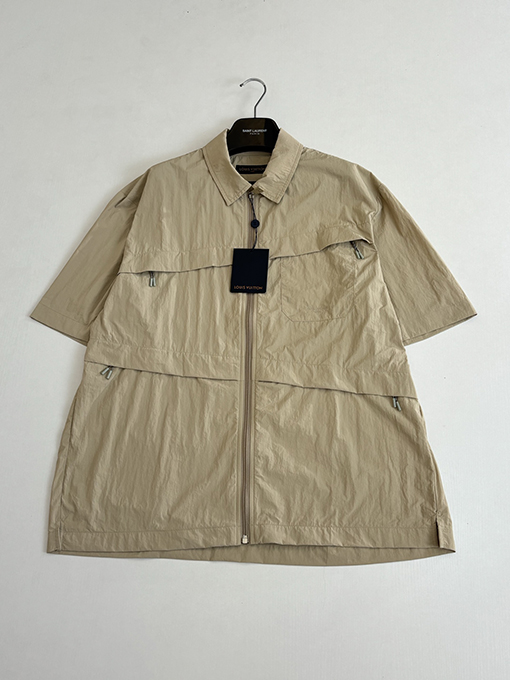 ルイヴィトン カーキ色の機能性軽量ナイロン製半袖シャツ