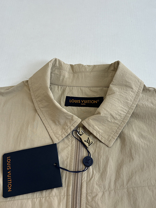 ルイヴィトン カーキ色の機能性軽量ナイロン製半袖シャツ