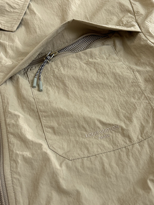 ルイヴィトン カーキ色の機能性軽量ナイロン製半袖シャツ