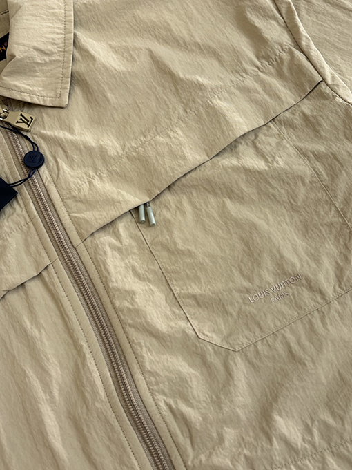 ルイヴィトン カーキ色の機能性軽量ナイロン製半袖シャツ