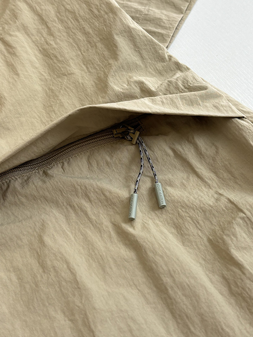 ルイヴィトン カーキ色の機能性軽量ナイロン製半袖シャツ