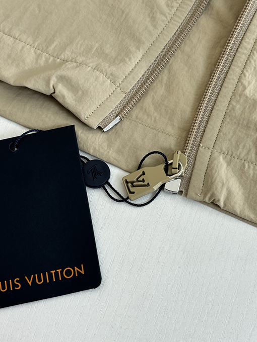 ルイヴィトン カーキ色の機能性軽量ナイロン製半袖シャツ