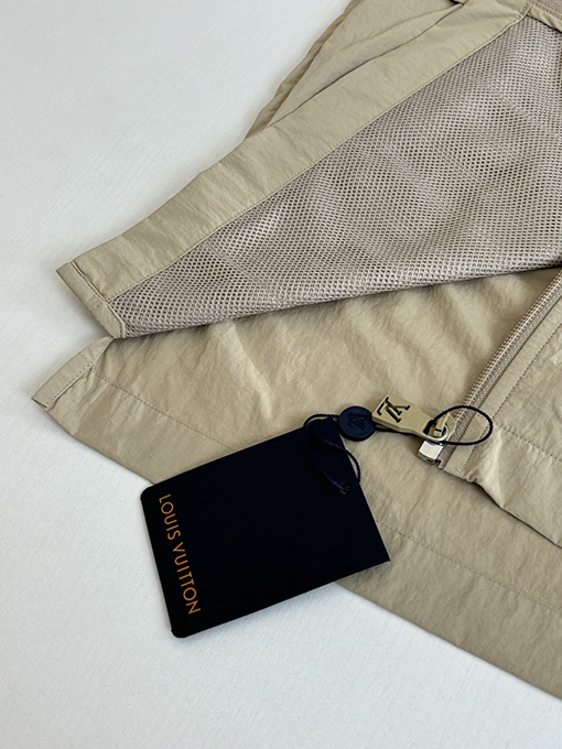 ルイヴィトン カーキ色の機能性軽量ナイロン製半袖シャツ