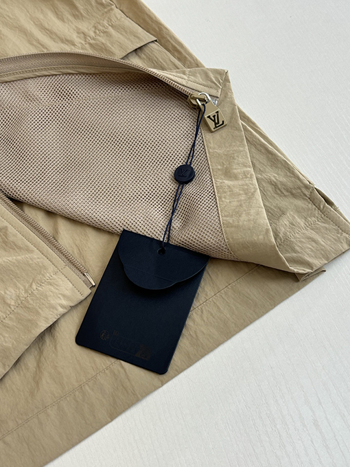 ルイヴィトン カーキ色の機能性軽量ナイロン製半袖シャツ