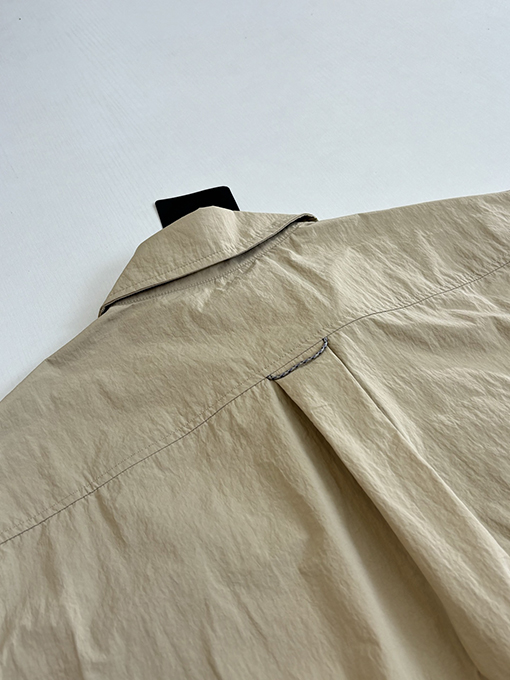 ルイヴィトン カーキ色の機能性軽量ナイロン製半袖シャツ