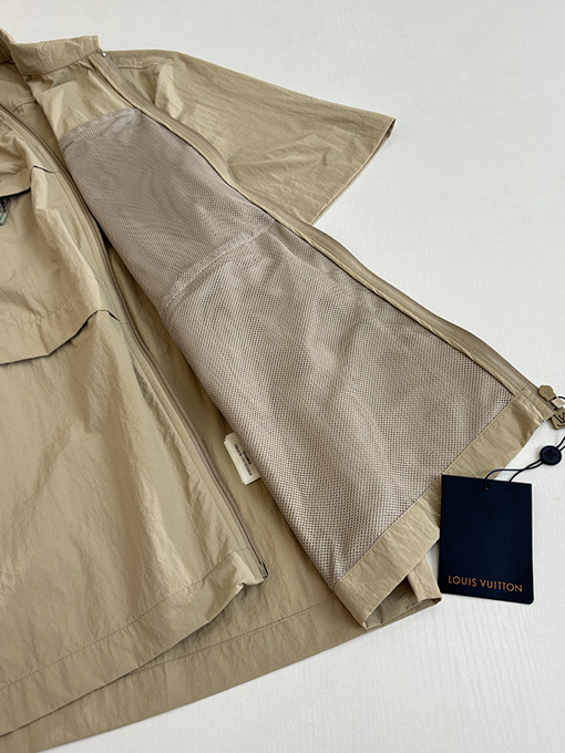 ルイヴィトン カーキ色の機能性軽量ナイロン製半袖シャツ
