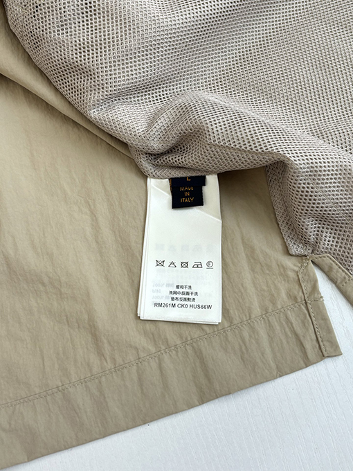 ルイヴィトン カーキ色の機能性軽量ナイロン製半袖シャツ