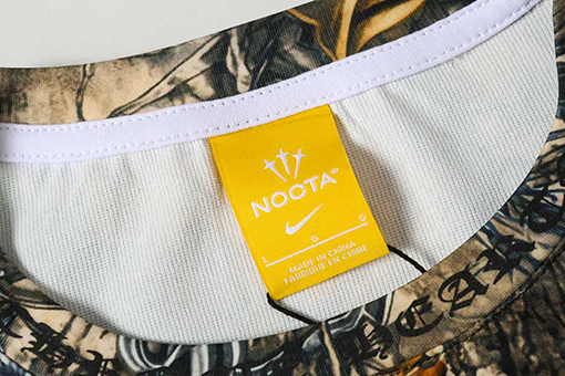 クロムハーツ x ナイキ x ドレイクノクタ 全体に馬蹄形のサンスクリット文字がプリントされた半袖Tシャツ