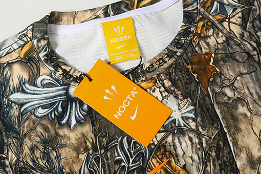 クロムハーツ x ナイキ x ドレイクノクタ 全体に馬蹄形のサンスクリット文字がプリントされた半袖Tシャツ