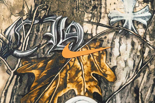 クロムハーツ x ナイキ x ドレイクノクタ 全体に馬蹄形のサンスクリット文字がプリントされた半袖Tシャツ