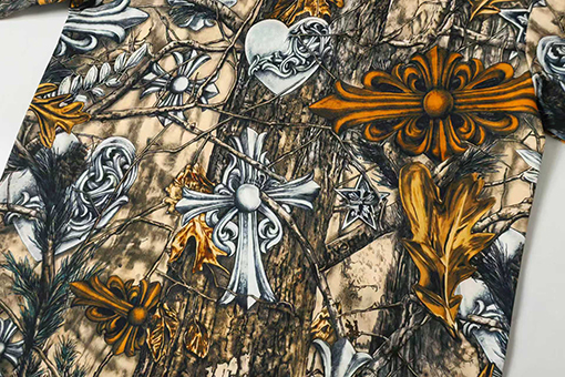 クロムハーツ x ナイキ x ドレイクノクタ 全体に馬蹄形のサンスクリット文字がプリントされた半袖Tシャツ