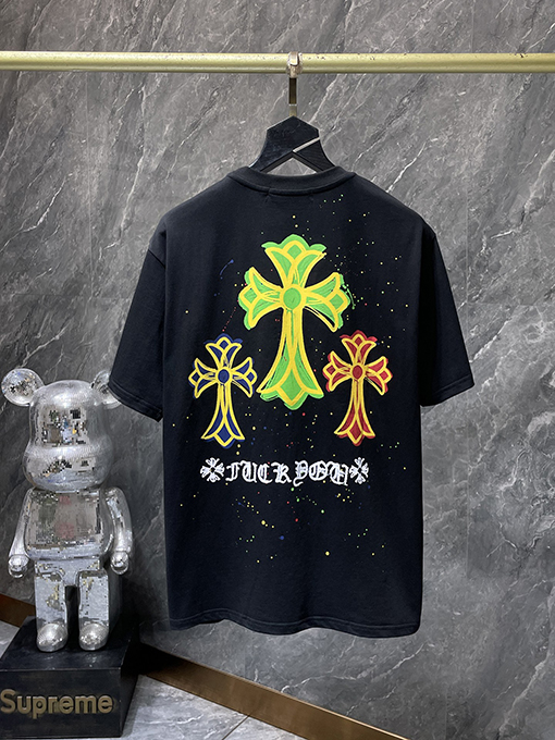 クロムハーツコピー カラフルなクロスとサンスクリット語の手描きグラフィティがプリントされた半袖Tシャツ