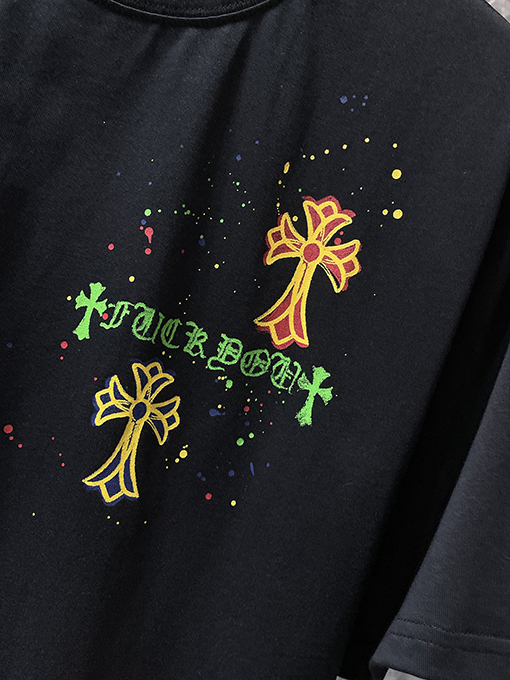 クロムハーツコピー カラフルなクロスとサンスクリット語の手描きグラフィティがプリントされた半袖Tシャツ