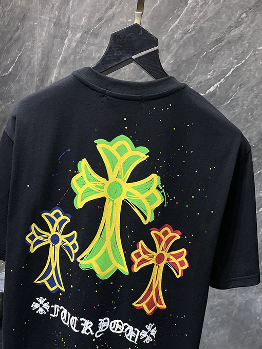 クロムハーツコピー カラフルなクロスとサンスクリット語の手描きグラフィティがプリントされた半袖Tシャツ