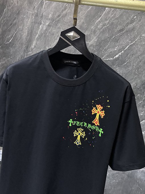 クロムハーツコピー カラフルなクロスとサンスクリット語の手描きグラフィティがプリントされた半袖Tシャツ