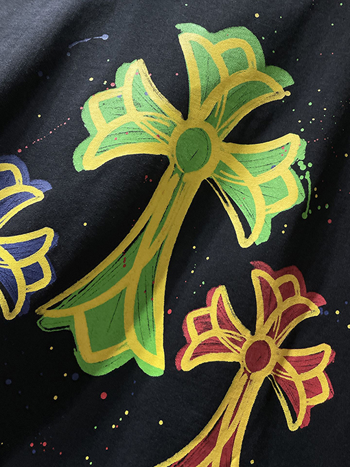 クロムハーツコピー カラフルなクロスとサンスクリット語の手描きグラフィティがプリントされた半袖Tシャツ