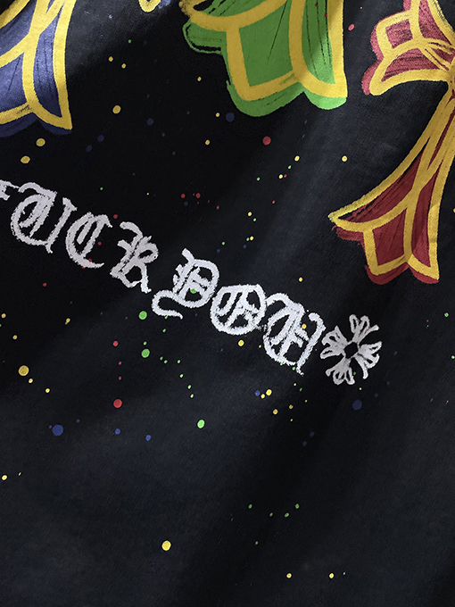 クロムハーツコピー カラフルなクロスとサンスクリット語の手描きグラフィティがプリントされた半袖Tシャツ