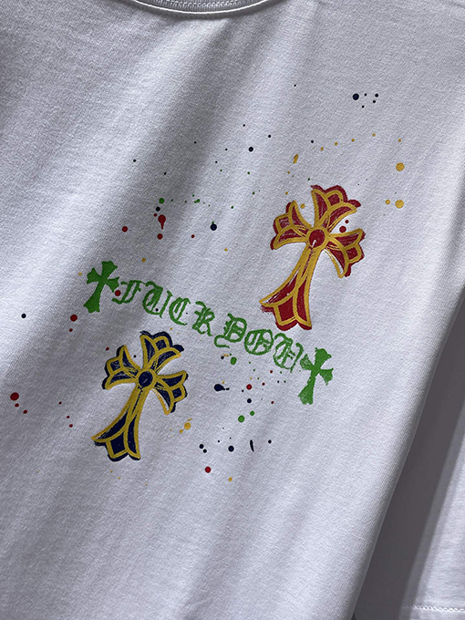 クロムハーツコピー カラフルなクロスとサンスクリット語の手描きグラフィティがプリントされた半袖Tシャツ