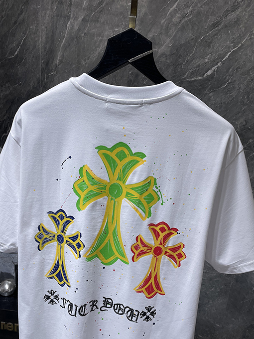 クロムハーツコピー カラフルなクロスとサンスクリット語の手描きグラフィティがプリントされた半袖Tシャツ