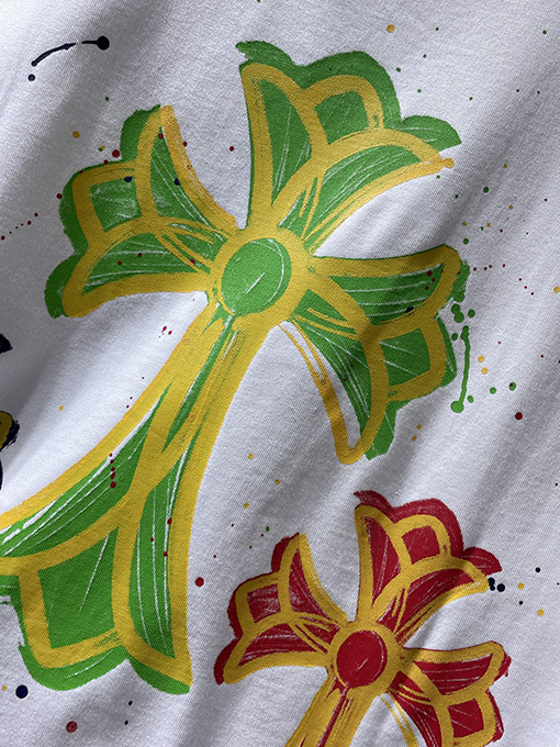 クロムハーツコピー カラフルなクロスとサンスクリット語の手描きグラフィティがプリントされた半袖Tシャツ