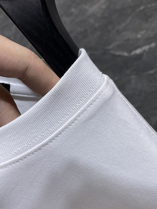 クロムハーツコピー カラフルなクロスとサンスクリット語の手描きグラフィティがプリントされた半袖Tシャツ