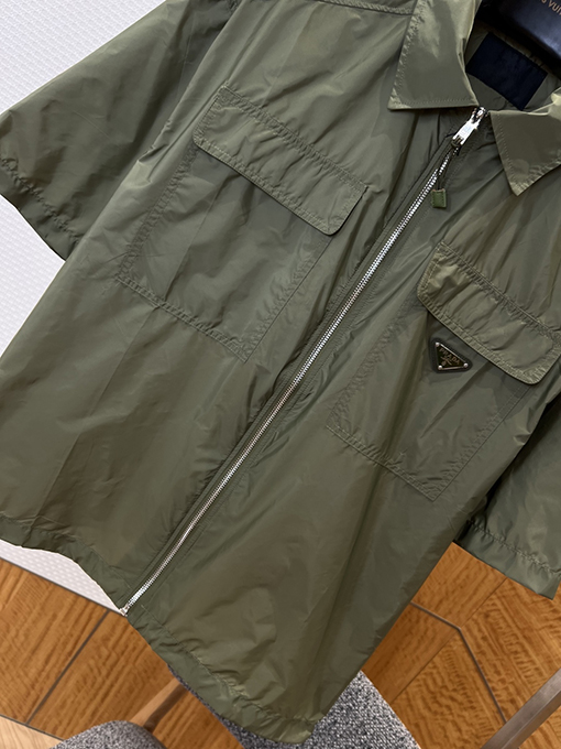 プラダ ポケット付きトライアングルロゴ入り半袖襟付きジャケット