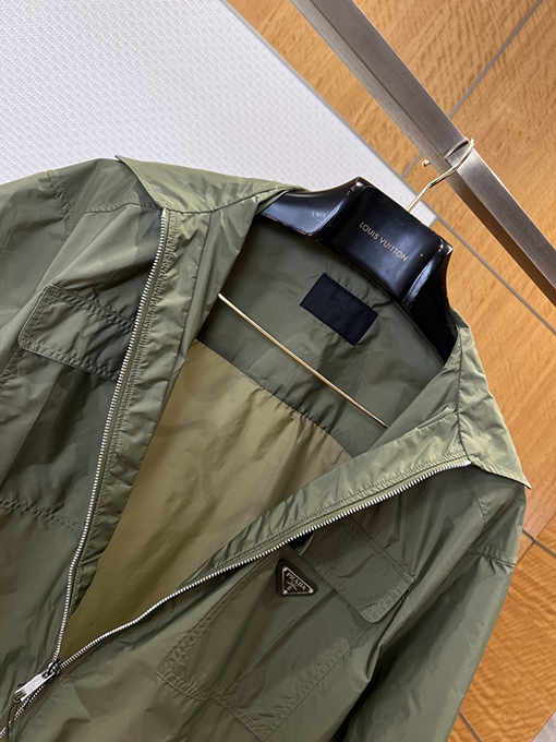 プラダ ポケット付きトライアングルロゴ入り半袖襟付きジャケット