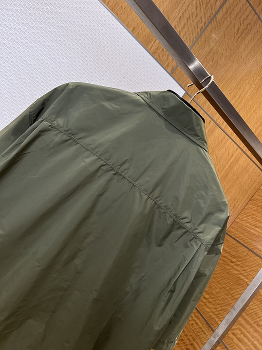 プラダ ポケット付きトライアングルロゴ入り半袖襟付きジャケット