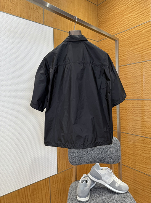 プラダ ポケット付きトライアングルロゴ入り半袖襟付きジャケット