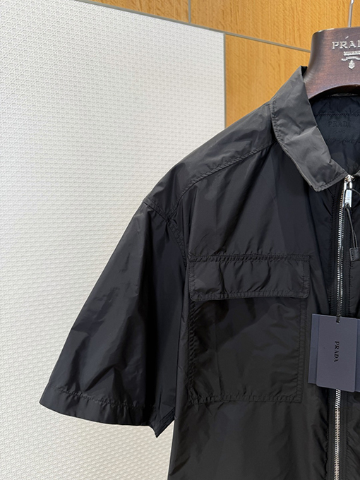 プラダ ポケット付きトライアングルロゴ入り半袖襟付きジャケット