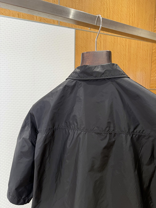 プラダ ポケット付きトライアングルロゴ入り半袖襟付きジャケット