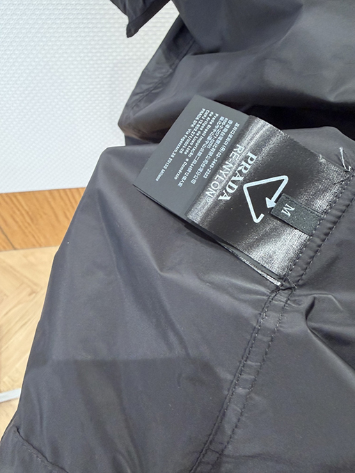 プラダ ポケット付きトライアングルロゴ入り半袖襟付きジャケット