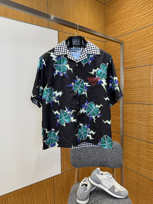 プラダスーパーコピー 両面リバーシブルの楽しいプリント柄半袖シャツ