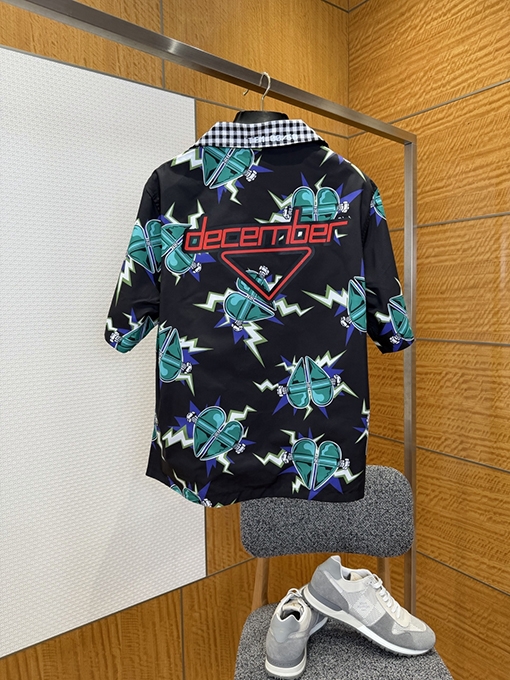 プラダスーパーコピー 両面リバーシブルの楽しいプリント柄半袖シャツ