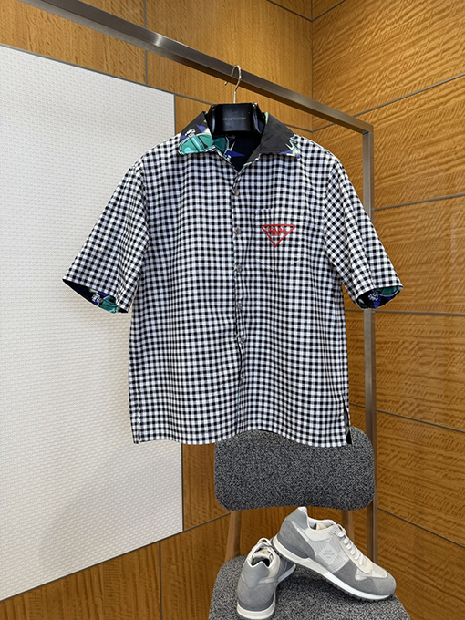 プラダスーパーコピー 両面リバーシブルの楽しいプリント柄半袖シャツ